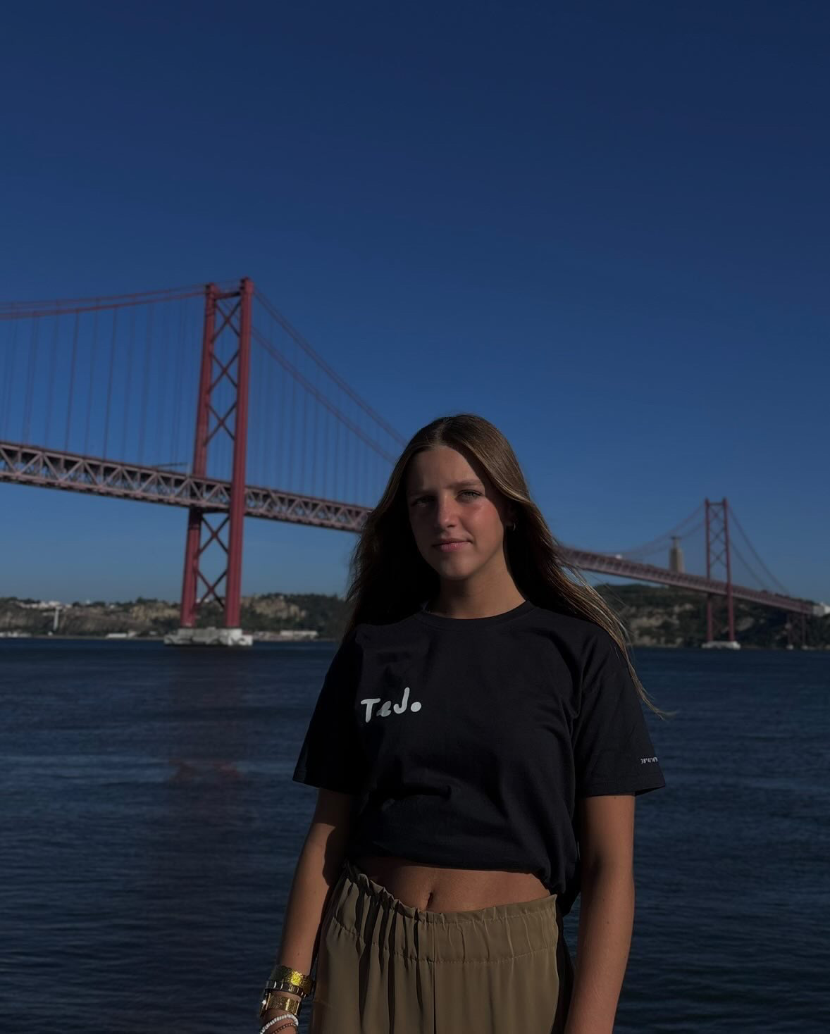 Corte mais justo da t-shirt Exclusive Club, vista de frente.