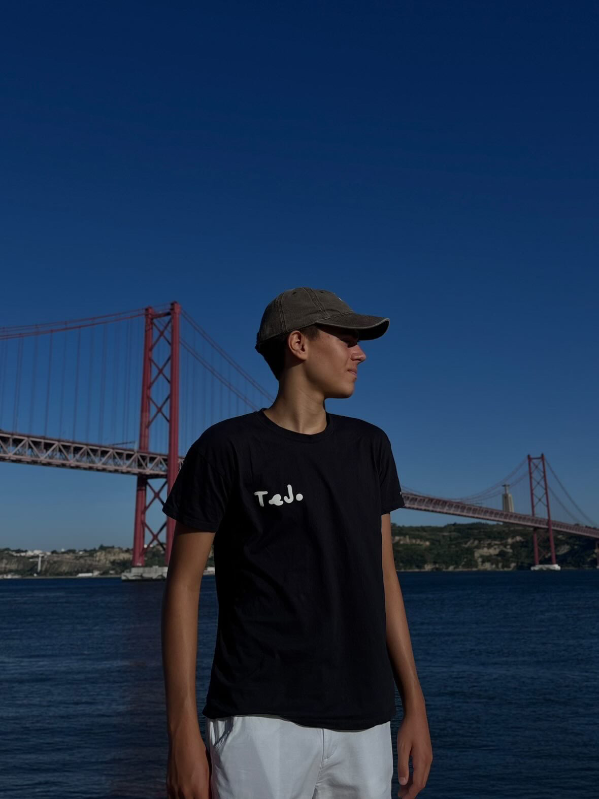 Frente da t-shirt Exclusive Club preta, com o wordmark Tejo. pintado à mão no peito.